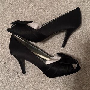 NWT Nina Elegant Satin Black Heels with Bow, Size 6.5 Wide